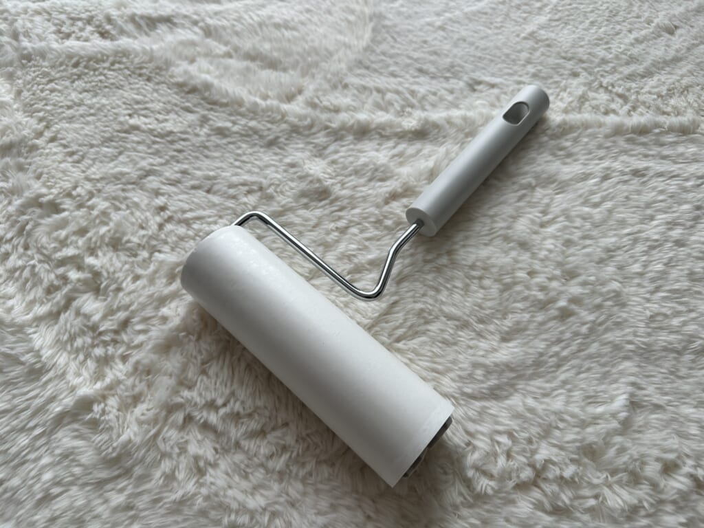 自宅で使用している白い粘着式ローラー（コロコロ）