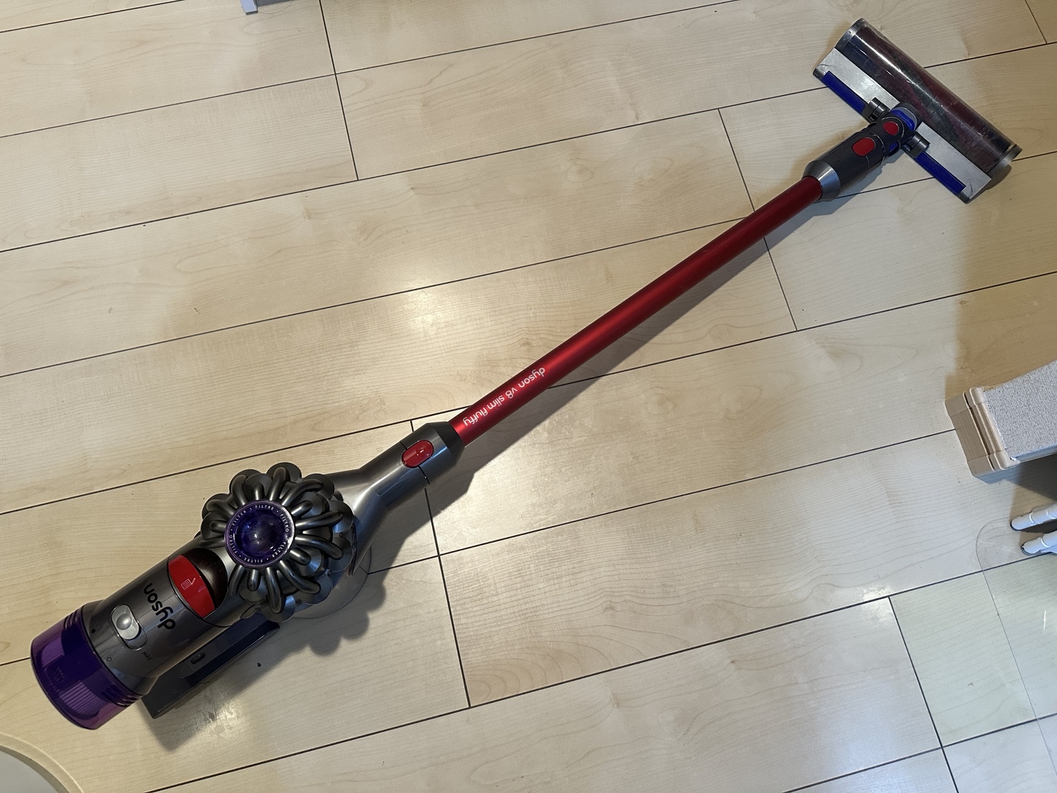 自宅の床に置いたDyson V8 Slimの実物